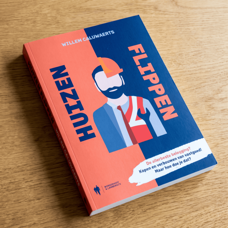 Het boek Huizen Flippen van Willem Caluwaerts op een houten tafel