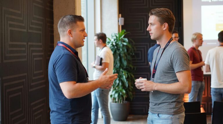 Twee deelnemers in gesprek tijdens de netwerkpauze van een Vesto-event